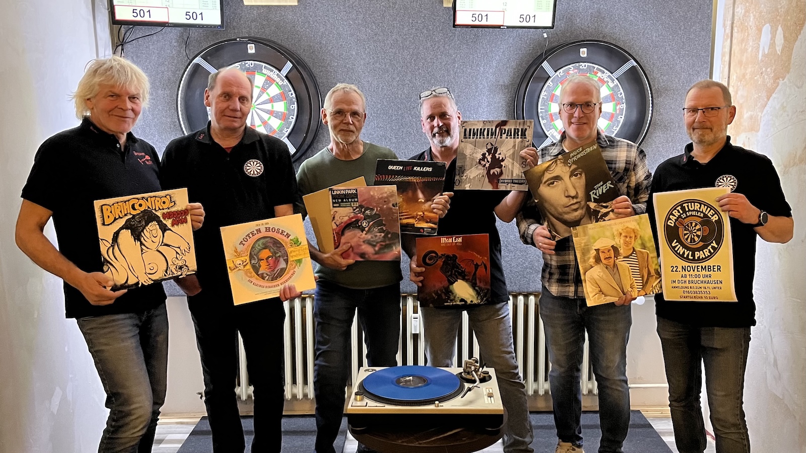 Knistern und Knacken erlaubt – und gewollt: Bei der „Vinyl-Party“ wird ausschließlich zu schwarzer Ware getanzt