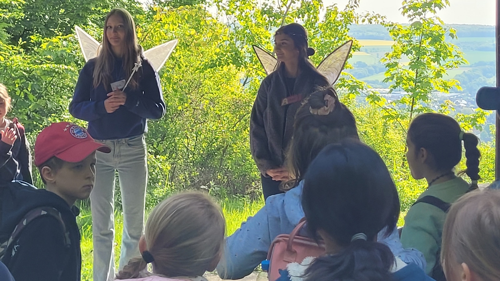 Magischer Waldtag am Gymnasium Beverungen: Schülerinnen und Schüler begeistern Grundschulkinder mit fantasievollem Naturprojekt