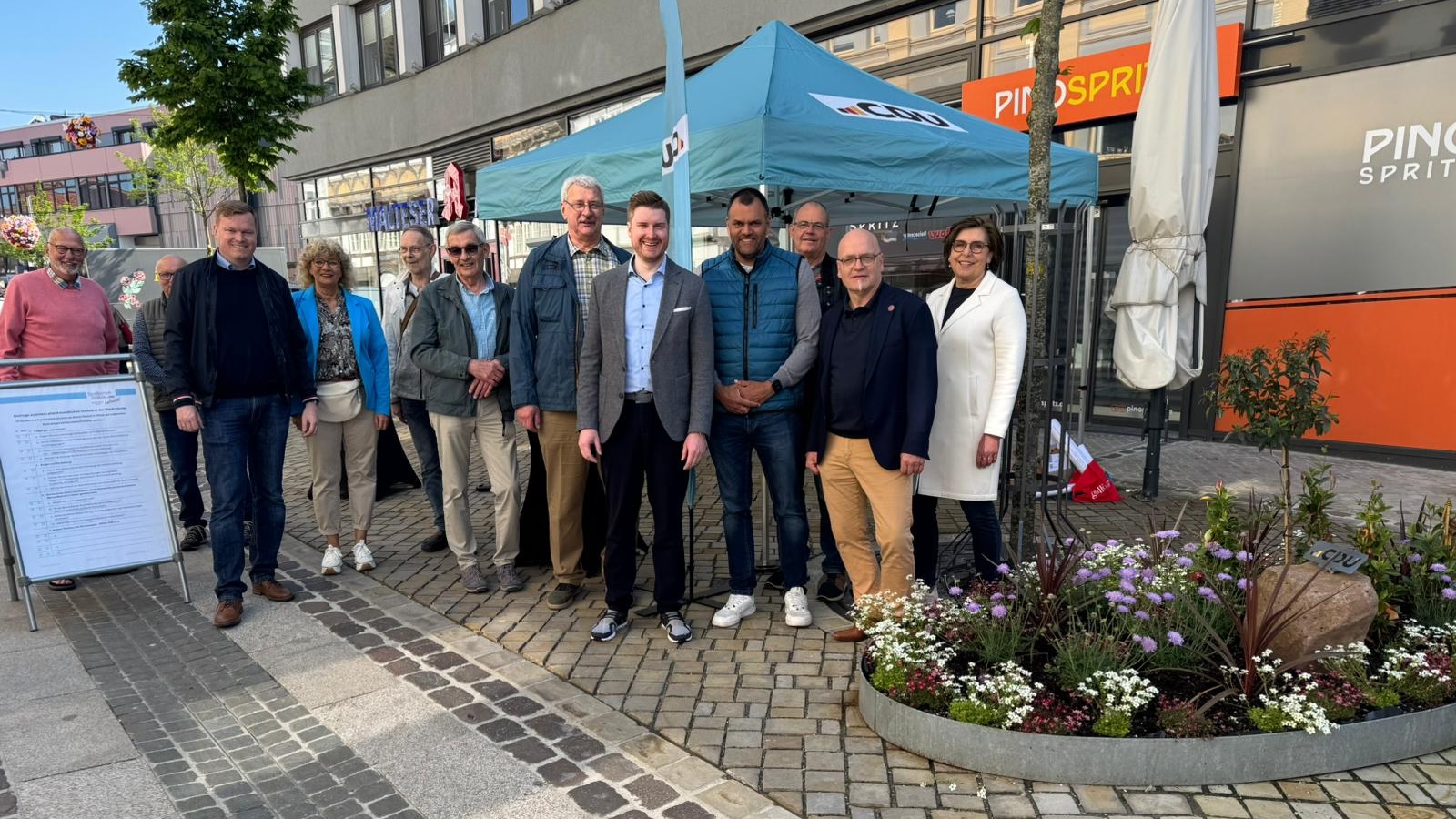 CDU Höxter sucht das Gespräch, großer Zuspruch beim Marktstand in der Innenstadt 