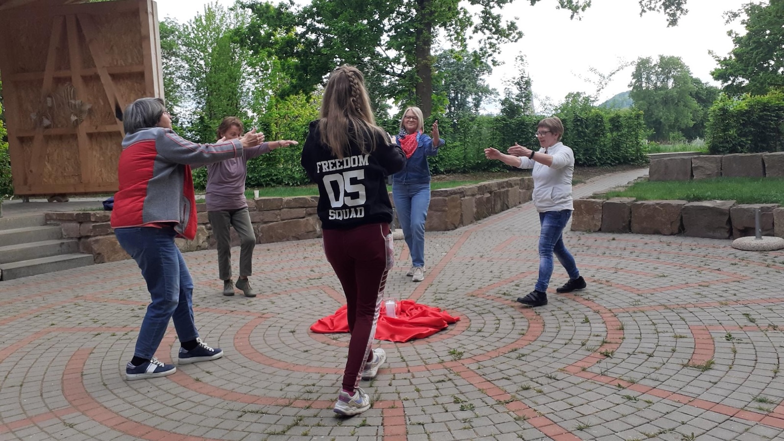 Tanzabende im Schöpfungsgarten: Bewegung, Begegnung und Naturerlebnis in Höxter