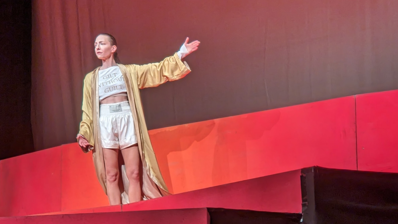 Katharina Schüttler beeindruckt in Beverungen mit preisgekröntem Solo „Prima Facie“