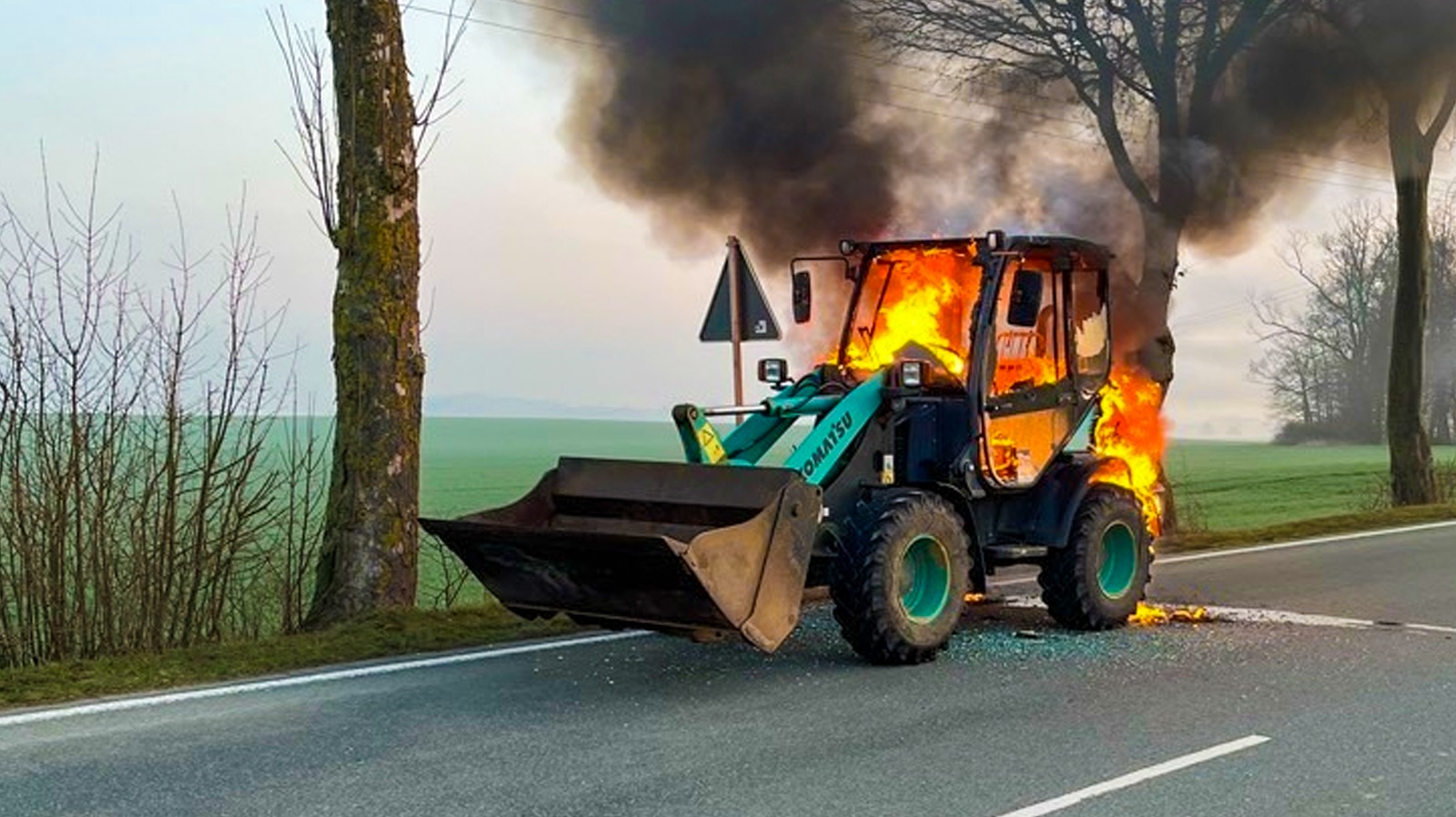 Hoher Schaden - Radlader brennt auf L838 bei Warburg völlig aus