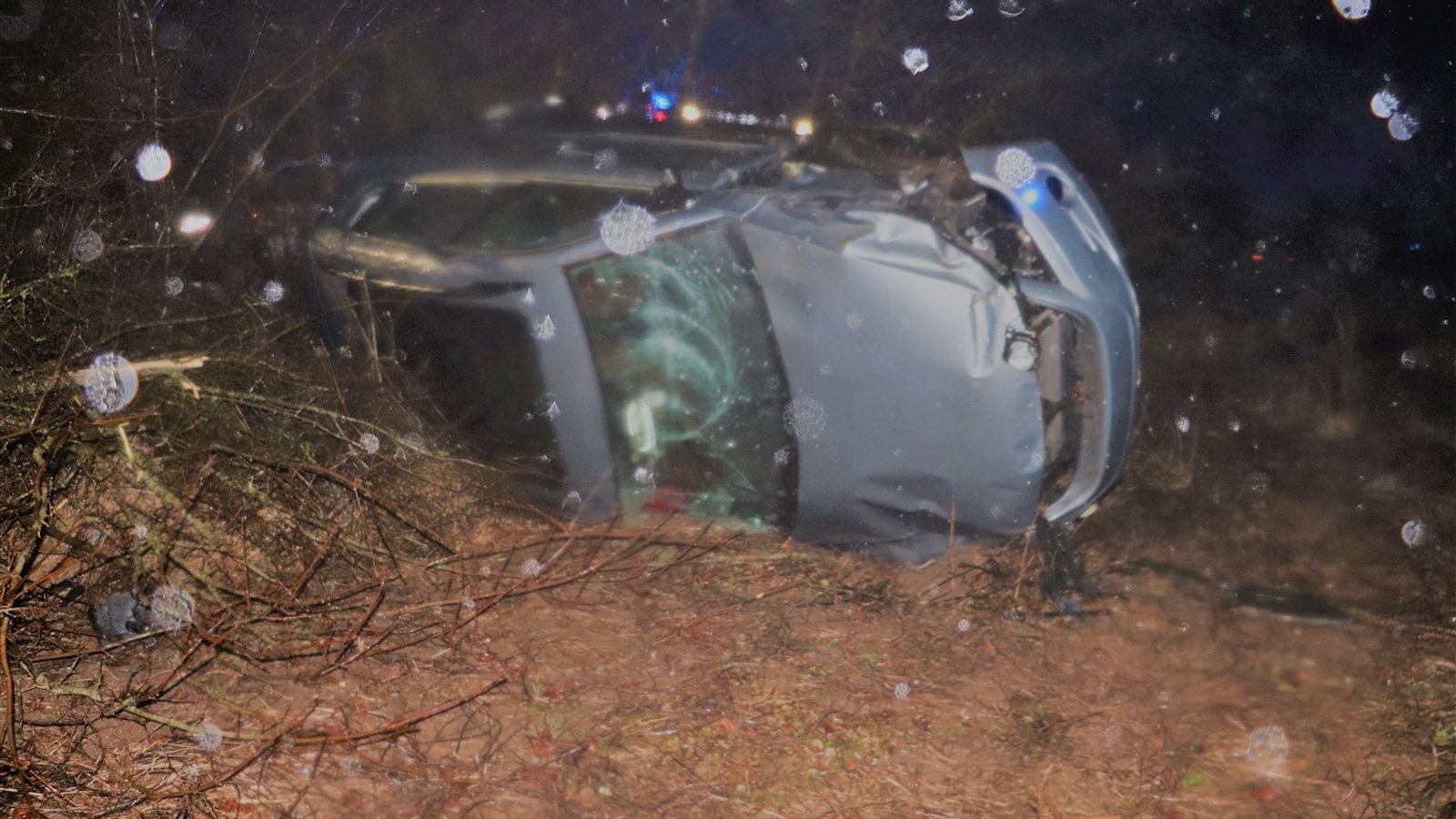 Senior kommt von der Fahrbahn ab