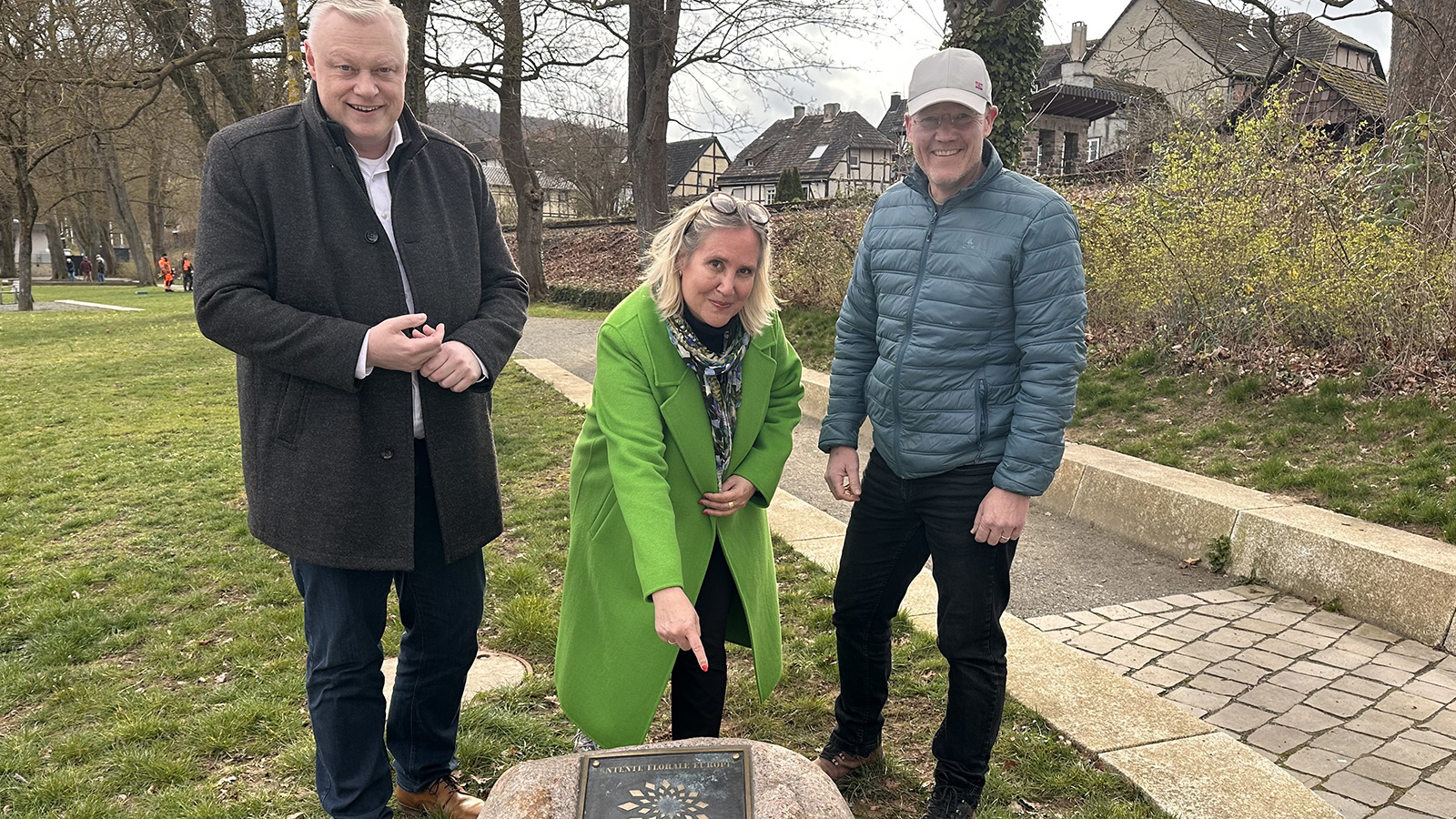Siegerplakette für „Entente Florale“: Höxter macht europäischen Erfolg an der Weserpromenade sichtbar