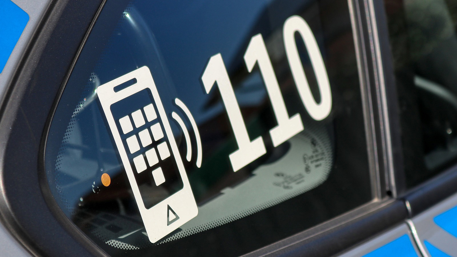 Pkw beschädigt und geflüchtet - Polizei sucht Zeugen